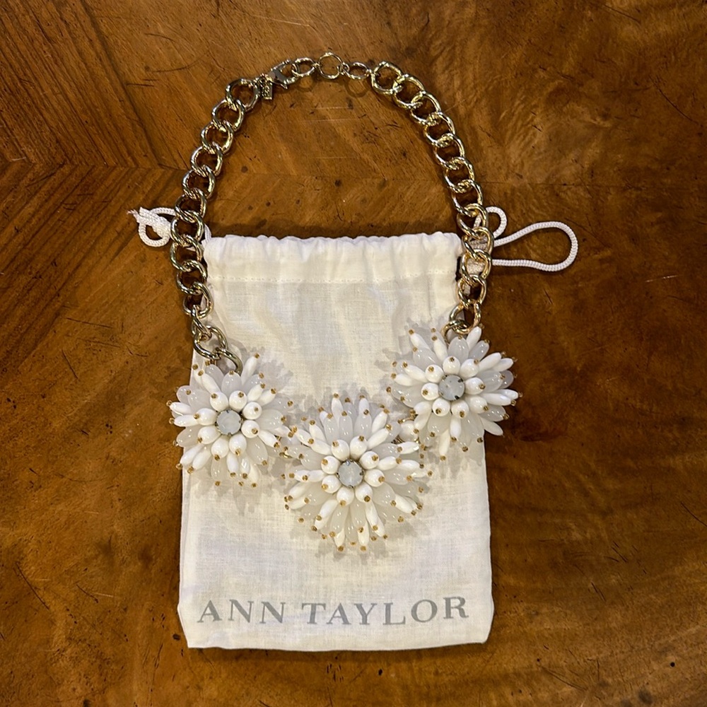 Breathe Taking Beautiful flower ANN TAYLOR Necklace